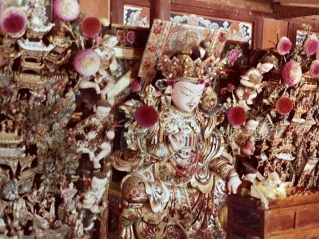 Butter sculpture, vibrant and full of life and color by Ulrich Seidl