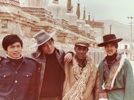 Tibetan visitors and pilgrims at the Ta’er Monastery by Ulrich Seidl